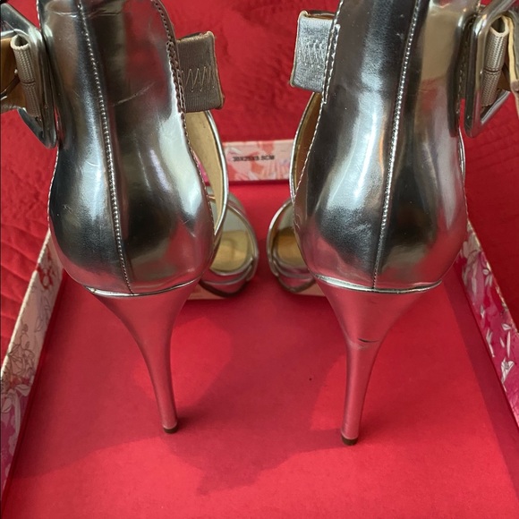 Silver Heels - Picture 4 of 5